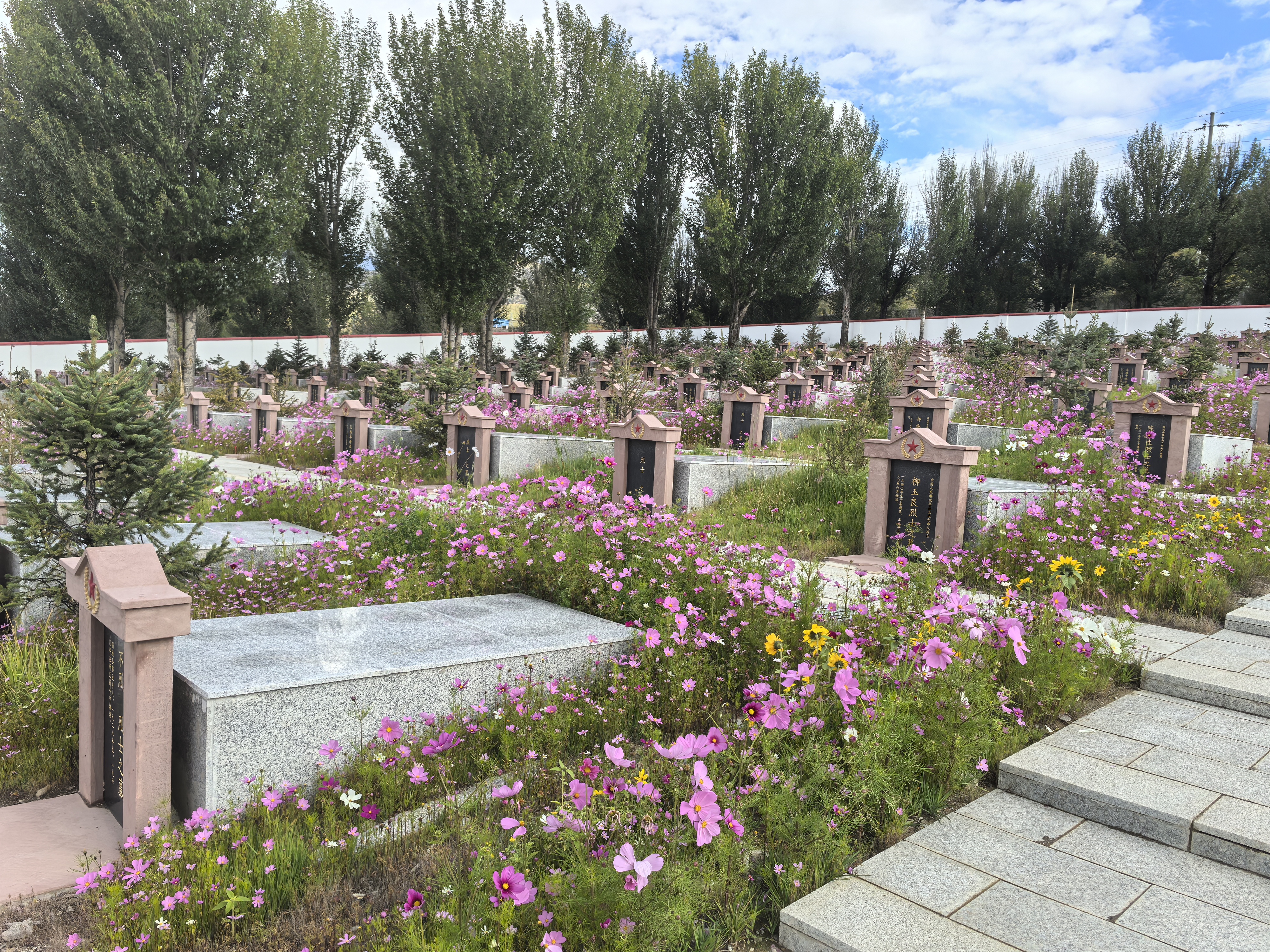 捐資800萬，修繕改建稻城烈士陵園